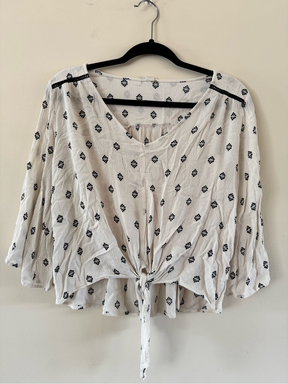 Lazy Sundays Cream V-Neck Tie-Front Blouse with Black Geo Print